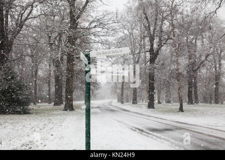 Windsor, Großbritannien. 10. Dezember, 2017. Eine verschneite Zeichen zeigt an, daß die königliche Schule und Cumberland Lodge im Windsor Great Park. Credit: Mark Kerrison/Alamy leben Nachrichten Stockfoto