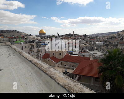 Bild der Altstadt von Jerusalem, Israel, aufgenommen von der Terrasse des österreichischen Hospizes, 07. Dezember 2017. Auf der linken Seite des Bildes ist die Kuppel des Felsens mit ihrer goldenen Kuppel zu sehen, während im Hintergrund rechts die Metallkuppel der Al Aqsa Moschee auf dem Tempelberg zu sehen ist. Foto: Stefanie Järkel/dpa Stockfoto