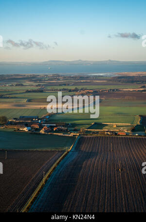 Byres Hill, East Lothian, Schottland, Vereinigtes Königreich, 10. Dezember 2017. Klar kalter Tag in East Lothian Landschaft mit einem strahlend blauen Himmel. Ansicht mit Blick auf die Twin Peaks der Lomond Hills in Fife und die Firth-of-Forth Stockfoto