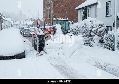 Presteigne, Powys, Wales, UK. 10. Dezember 2017. Ein starker Schneefall deckt viel von Wales einschließlich dieser kleinen walisischen Stadt. Eine lokale Schneepflug Fahrer versucht, die Hauptstraße zu löschen. Kredit Alex Ramsay/Alamy leben Nachrichten Stockfoto