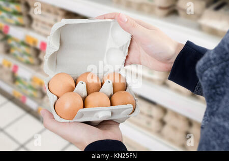 Mann kauft Eier im Supermarkt. Ei store Supermarkt Preis teure Lebensmittelgeschäft Konzept Stockfoto