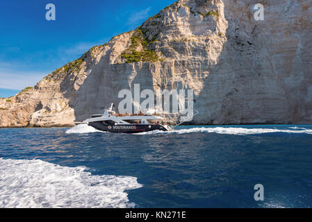 ZAKYNTHOS, Griechenland, 27. September 2017: Touristen auf Ausflug Bootsfahrt im Ionischen Meer in der Nähe der Navagio Strand. Insel Zakynthos, Griechenland Stockfoto