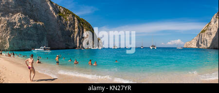 ZAKYNTHOS, Griechenland, 27. September 2017: kristallklare blaue Wasser von Navagio Bay auf der Insel Zakynthos, Griechenland Stockfoto