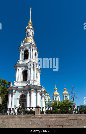 St. Petersburg, Russland - 4. Juni 2017. Glockenturm von St. Nikolaus Marine Kathedrale Stockfoto