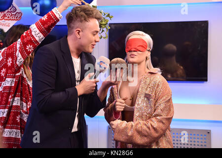 Anne Marie ist von Roman Kemp backstage bei Tag eines der Hauptstadt Jingle Bell Ball 2017 in der O2 Arena, London befragt. Stockfoto