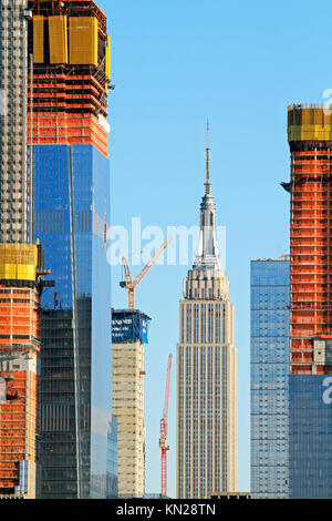 Der Bau von Hudson Yards framing das Empire State Building, New York City, USA Stockfoto