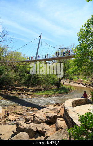 Liberty Bridge und Falls Park auf der Reedy im Frühjahr, Greenville, South Carolina, USA Stockfoto