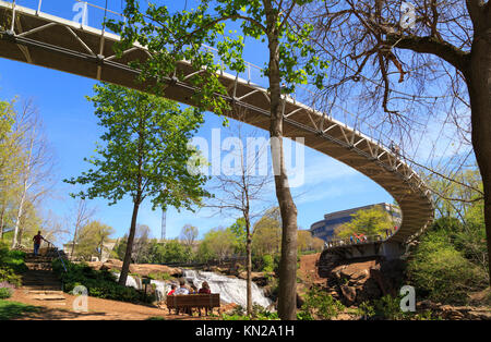 Liberty Bridge und Falls Park auf der Reedy im Frühjahr, Greenville, South Carolina, USA Stockfoto