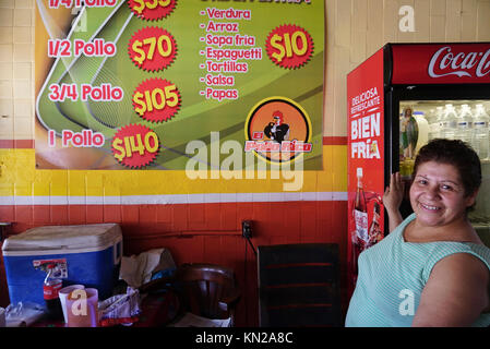 Weibliche mexikanische Geschäft Inhaber, die kleine Restaurant in Acapulco, Mexiko Stockfoto