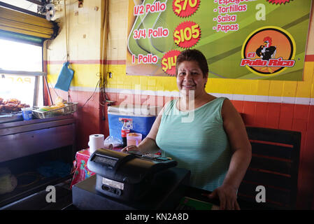 Weibliche mexikanische Geschäft Inhaber, die kleine Restaurant in Acapulco, Mexiko Stockfoto