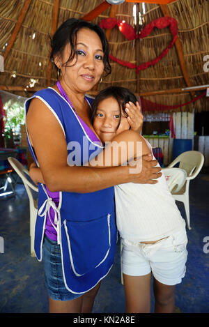 Weibliche mexikanische Geschäft Inhaber, die kleine Restaurant in Acapulco, Mexiko Stockfoto