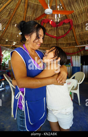 Weibliche mexikanische Geschäft Inhaber, die kleine Restaurant in Acapulco, Mexiko Stockfoto