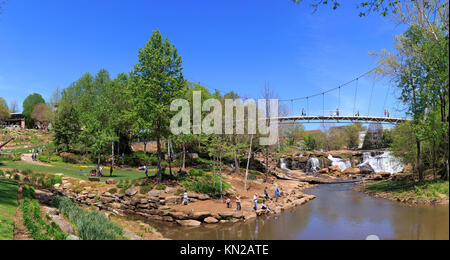 Liberty Bridge und Falls Park auf der Reedy im Frühjahr, Greenville, South Carolina, USA Stockfoto
