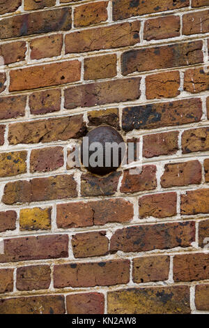 USA Virginia VA-kolonialen Yorktown eine Kanonenkugel noch, die in der Außenwand des Nelson Haus auf der Main Street Stockfoto
