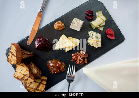 USA Virginia VA Williamsburg Winery Cafe provenzalischen Speisen elegant essen Gemischte Käseplatte mit Toast und verteilt. Stockfoto