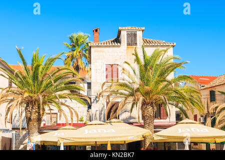 ROGOZNICA, KROATIEN - Sep 5, 2017: Traditionelle Häuser und Restaurant Gebäude in Rogoznica Altstadt, Dalmatien, Kroatien. Stockfoto