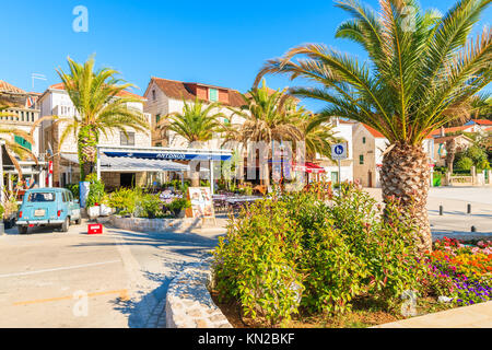 ROGOZNICA, KROATIEN - Sep 5, 2017: Traditionelle Häuser und Restaurant Gebäude in Rogoznica port, Dalmatien, Kroatien. Stockfoto