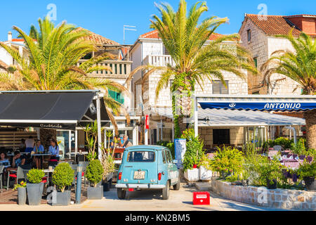 ROGOZNICA, KROATIEN - Sep 5, 2017: Klassische alte Parkplatz vor der traditionellen Restaurant Gebäude in Rogoznica port, Dalmatien, Kroatien. Stockfoto