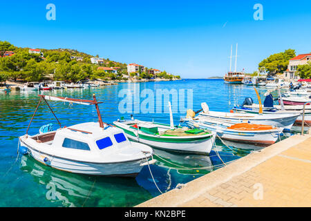 Fischerboote Verankerung in den kleinen Hafen von Razanj, Dalmatien, Kroatien Stockfoto