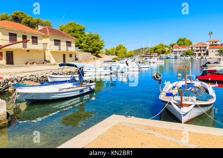 Fischerboote Verankerung in den kleinen Hafen von Razanj, Dalmatien, Kroatien Stockfoto