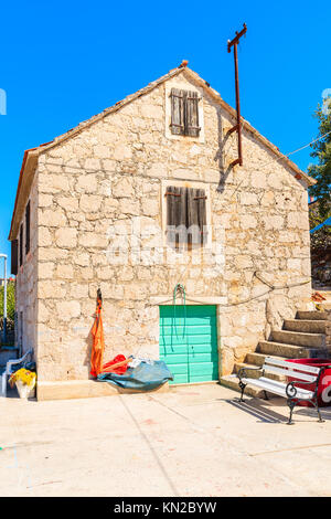 Altes Steinhaus in Razanj Fischereihafen, Dalmatien, Kroatien Stockfoto