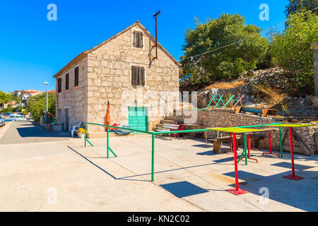 Altes Steinhaus in Razanj Fischereihafen, Dalmatien, Kroatien Stockfoto