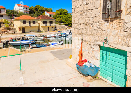 Altes Steinhaus in Razanj Fischereihafen, Dalmatien, Kroatien Stockfoto