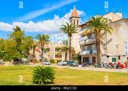 Green Park in der Altstadt von Trogir an sonnigen Sommertagen, Dalmatien, Kroatien Stockfoto