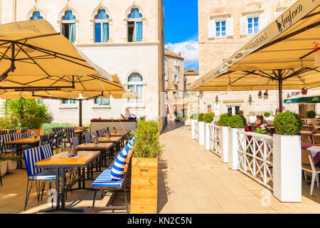 Stadt Trogir, Kroatien - Sep 6, 2017: restaurant Tabellen in der Altstadt von Trogir an sonnigen Sommertagen, Dalmatien, Kroatien. Stockfoto