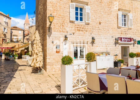 Stadt Trogir, Kroatien - Sep 6, 2017: restaurant Tabellen in der Altstadt von Trogir an sonnigen Sommertagen, Dalmatien, Kroatien. Stockfoto