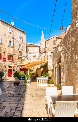 Stadt Trogir, Kroatien - Sep 6, 2017: Straße mit zahlreichen Restaurants in der Altstadt von Trogir an sonnigen Sommertagen, Dalmatien, Kroatien. Stockfoto