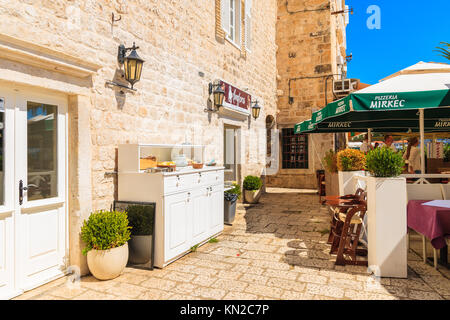 Stadt Trogir, Kroatien - Sep 6, 2017: restaurant Gebäude in der Altstadt von Trogir an sonnigen Sommertagen, Dalmatien, Kroatien. Stockfoto