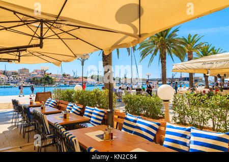 Stadt Trogir, Kroatien - Sep 6, 2017: restaurant Tabellen in der Altstadt von Trogir an sonnigen Sommertagen, Dalmatien, Kroatien. Stockfoto