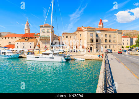 Blick auf historische Gebäude und Katamaran in Trogir Stadt von der Brücke über den Kanal, Dalmatien, Kroatien Stockfoto