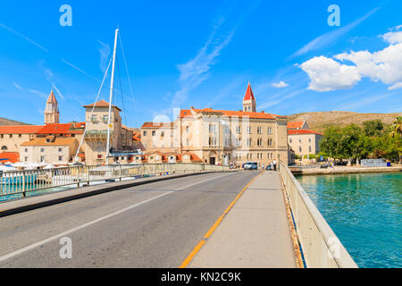 Blick auf historische Gebäude in Trogir Stadt von der Brücke über den Kanal, Dalmatien, Kroatien Stockfoto