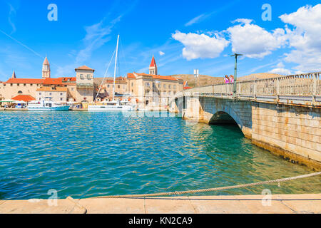 Blick auf historische Gebäude in der Stadt Trogir und die Brücke über den Kanal, Dalmatien, Kroatien Stockfoto