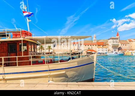 Touristenboot Verankerung in Trogir Port an sonnigen schönen Sommertag, Dalmatien, Kroatien Stockfoto