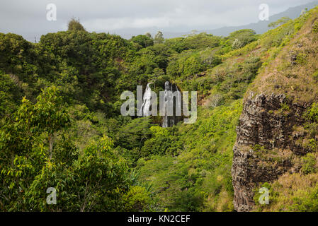 "Opaeka 'a fällt auf der östlichen Seite der hawaiianischen Insel Kaua'i. Stockfoto