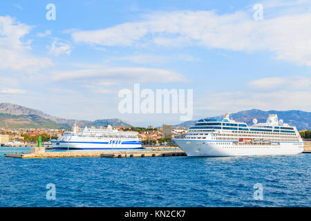 Hafen von Split, Kroatien - Sep 7, 2017: große Fähre, Schiff, Pkw und Passagiere Liegeplatz im Hafen von Split, Kroatien. Stockfoto