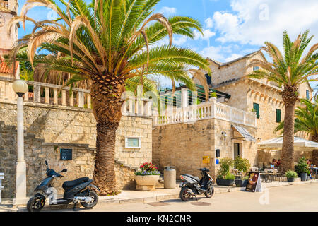 SPLITSKA, Insel Brac - Sep 7, 2017: Roller parken vor einer Kirche in den malerischen Hafen Splitska auf der Insel Brac, Dalmatien, Kroatien. Stockfoto