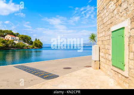 Blick auf Meer und Dorf von der Straße von Splitska, Insel Brac, Kroatien Stockfoto