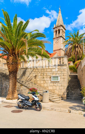 Roller parken vor einer Kirche in Splitska, Insel Brac, Kroatien Stockfoto