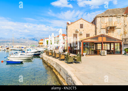 POSTIRA, Insel Brac - Sep 7, 2017: Alte Steinhäuser in Postira Dorf mit schönen Hafen, Insel Brac, Kroatien. Stockfoto