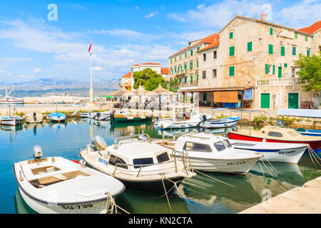 POSTIRA, Insel Brac - Sep 7, 2017: Angeln boote Liegeplatz in Postira Dorf mit schönen Hafen, Insel Brac, Kroatien. Stockfoto