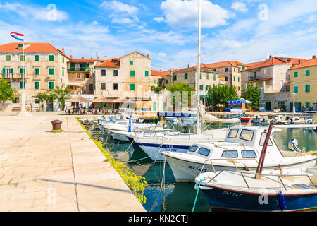 POSTIRA, Insel Brac - Sep 7, 2017: Angeln boote Liegeplatz in Postira Dorf mit schönen Hafen, Insel Brac, Kroatien. Stockfoto