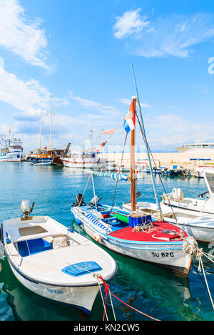 POSTIRA, Insel Brac - Sep 7, 2017: Angeln Boote ankern in Postira, Insel Brac, Kroatien. Stockfoto