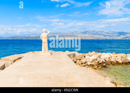 POSTIRA, Insel Brac - Sep 7, 2017: Mann Statue auf Meer Küste in Postira, Insel Brac, Kroatien. Stockfoto