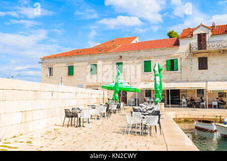 POSTIRA, Insel Brac - Sep 7, 2017: Restaurant Gebäude in Postira, Insel Brac, Kroatien. Stockfoto