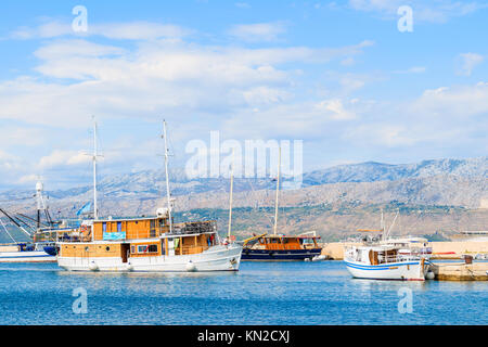 POSTIRA, Insel Brac - Sep 7, 2017: Segel- und Fischerboote im Hafen von Postira, Insel Brac, Kroatien. Stockfoto