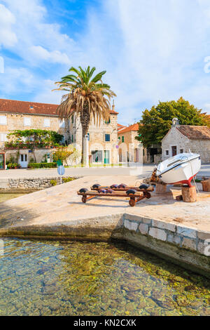 Fischerboot in Postira Dorf mit schönen Hafen, Insel Brac, Kroatien Stockfoto